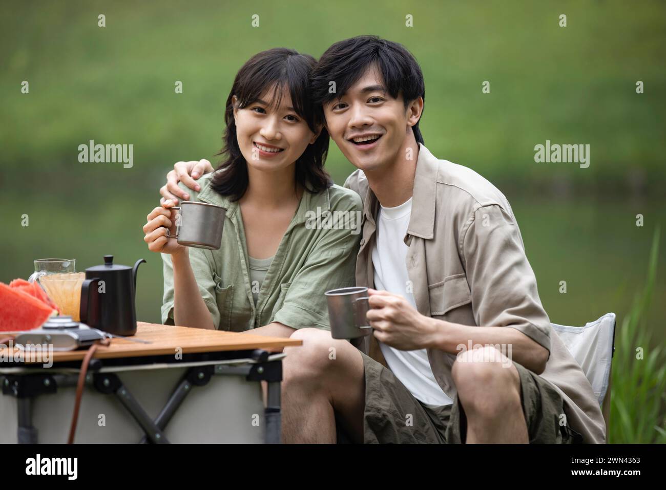 Junges Paar Picknick im freien Stockfoto