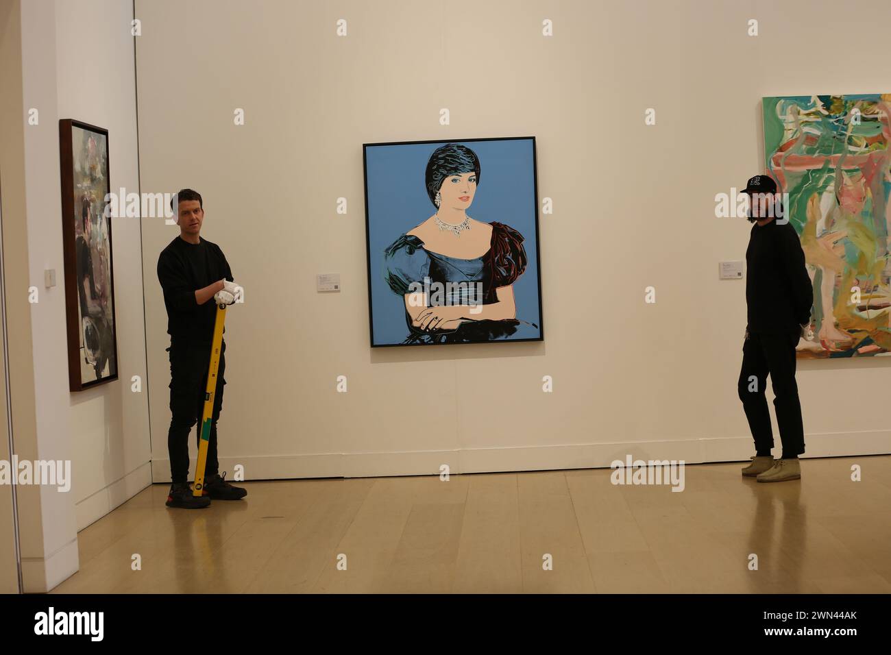 Exklusive Vorschau der Highlights moderner und zeitgenössischer Kunst aus Phillips’ Auktionen des 20. Jahrhunderts & zeitgenössischer Kunst mit Andy Warhols ikonischem Porträt der Prinzessin Diana und einer vielfältigen Auswahl an Blue-Chip- und hochmodernen Namen, darunter das Auktionsdebüt von Alia Ahmad. Stockfoto