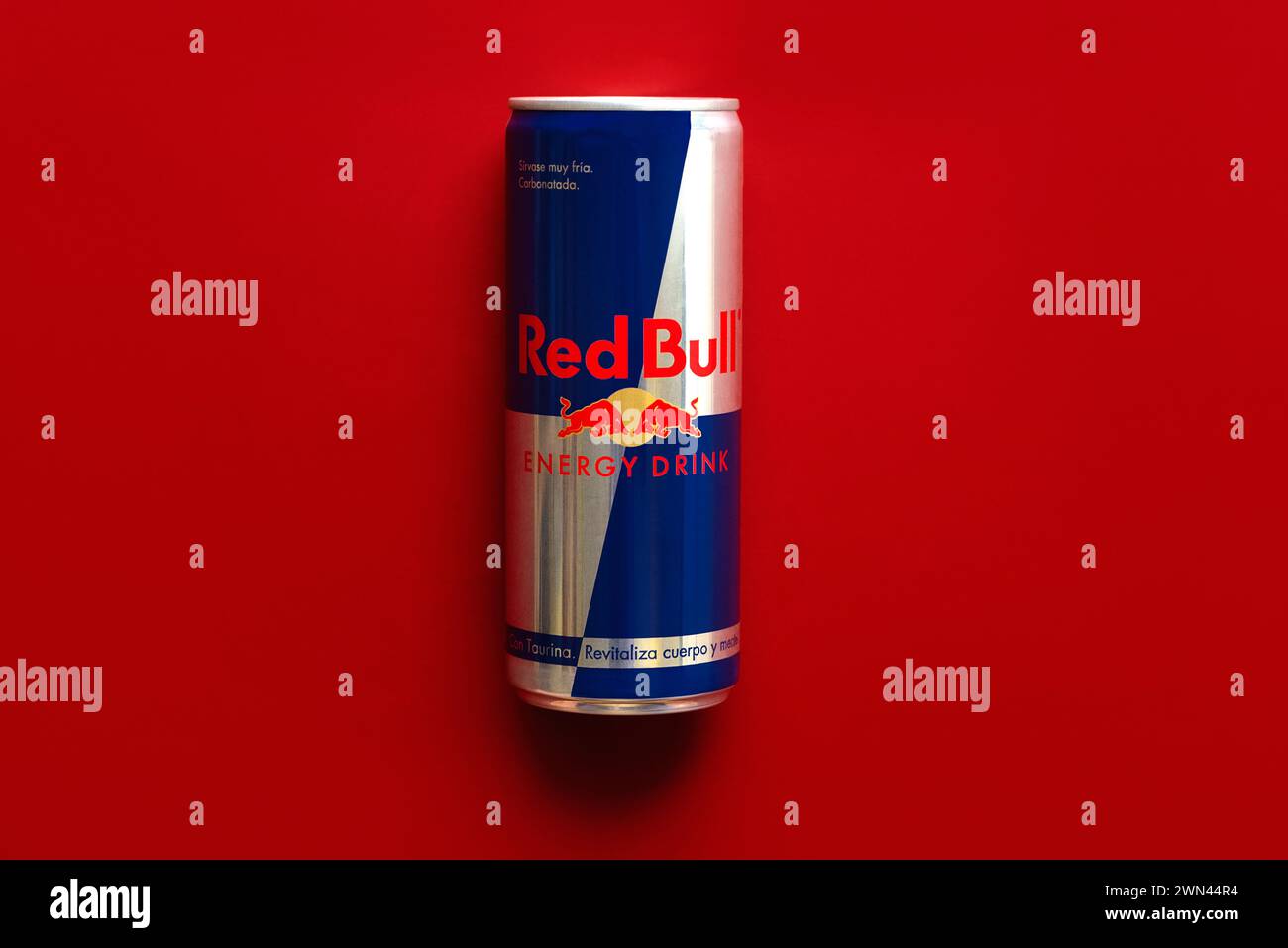 Dose Red Bull Energy Drink auf rotem Hintergrund. Illustrativer Leitartikel Stockfoto