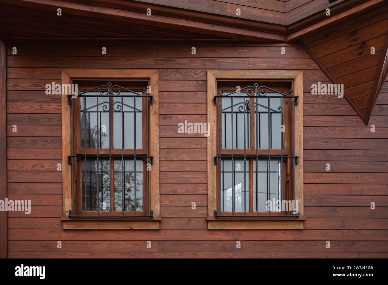 Haus aus laminiertem Furnierholz. Ferienhaus aus laminiertem Holz. Häuser aus Holz. Oben auf einem Holzhaus und Fenstern. Hausgebäude von Stockfoto