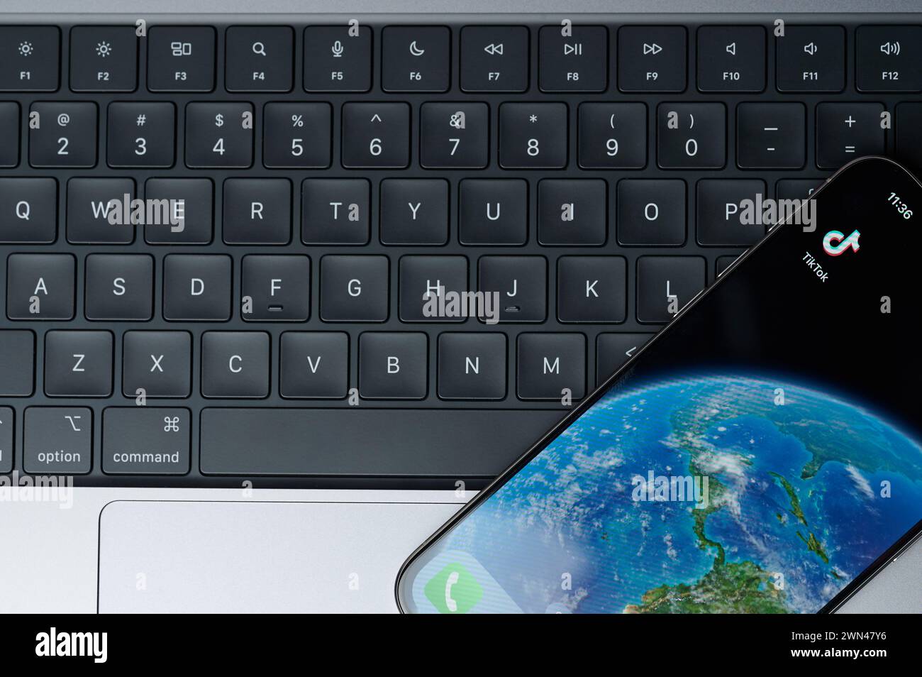 New York, USA - 20. Februar 2024: Tik Tok App für iphone Smartphone Bildschirm mit Tastatur Hintergrund Stockfoto