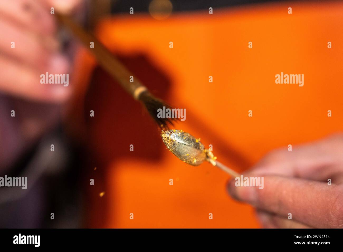 (240229) -- CHANGSHA, 29. Februar 2024 (Xinhua) -- Hao Guanxiong bringt ein Blattgold auf ein Kunstwerk in seinem Atelier in Changsha, Zentralchinas Provinz Hunan, 28. Februar. 2024. Die Lackbeschichtung im Chu-Stil nahm während der Frühlings- und Herbstzeit (770 v. Chr. -476 v. Chr.) und der kriegerischen Staaten (475 v. Chr. -221 v. Chr.) Gestalt an. In den letzten Tausenden von Jahren wurde dieses orientalische Handwerk hauptsächlich für Holzschnitzereien verwendet und berühmt für seine komplizierte Herstellung, seine hervorragenden Stile, seine vielfältigen Muster und satten Farben. 2011 wurde das Handwerk als eines der inmateriellen Kulturgüter auf nationaler Ebene gelistet Stockfoto