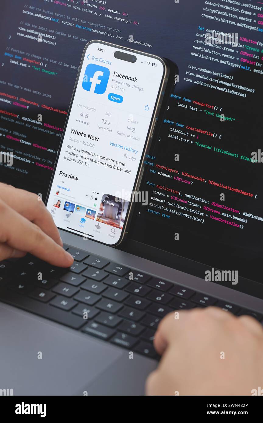 New York, USA - 23. Februar 2024: Code für neue Facebook-App auf Laptop-Bildschirm mit Tastatur Stockfoto