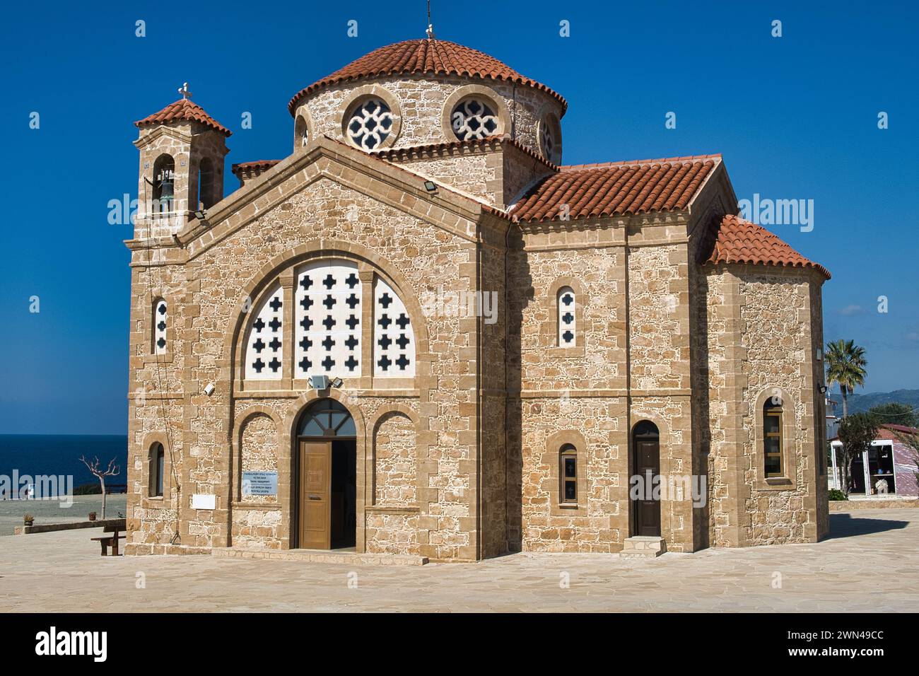 Die griechisch-orthodoxe Kapelle von Agios Georgios Peyia (auch Pegeia geschrieben) am Kap Drepanum im Bezirk Pafos (Paphos), Zypern Stockfoto