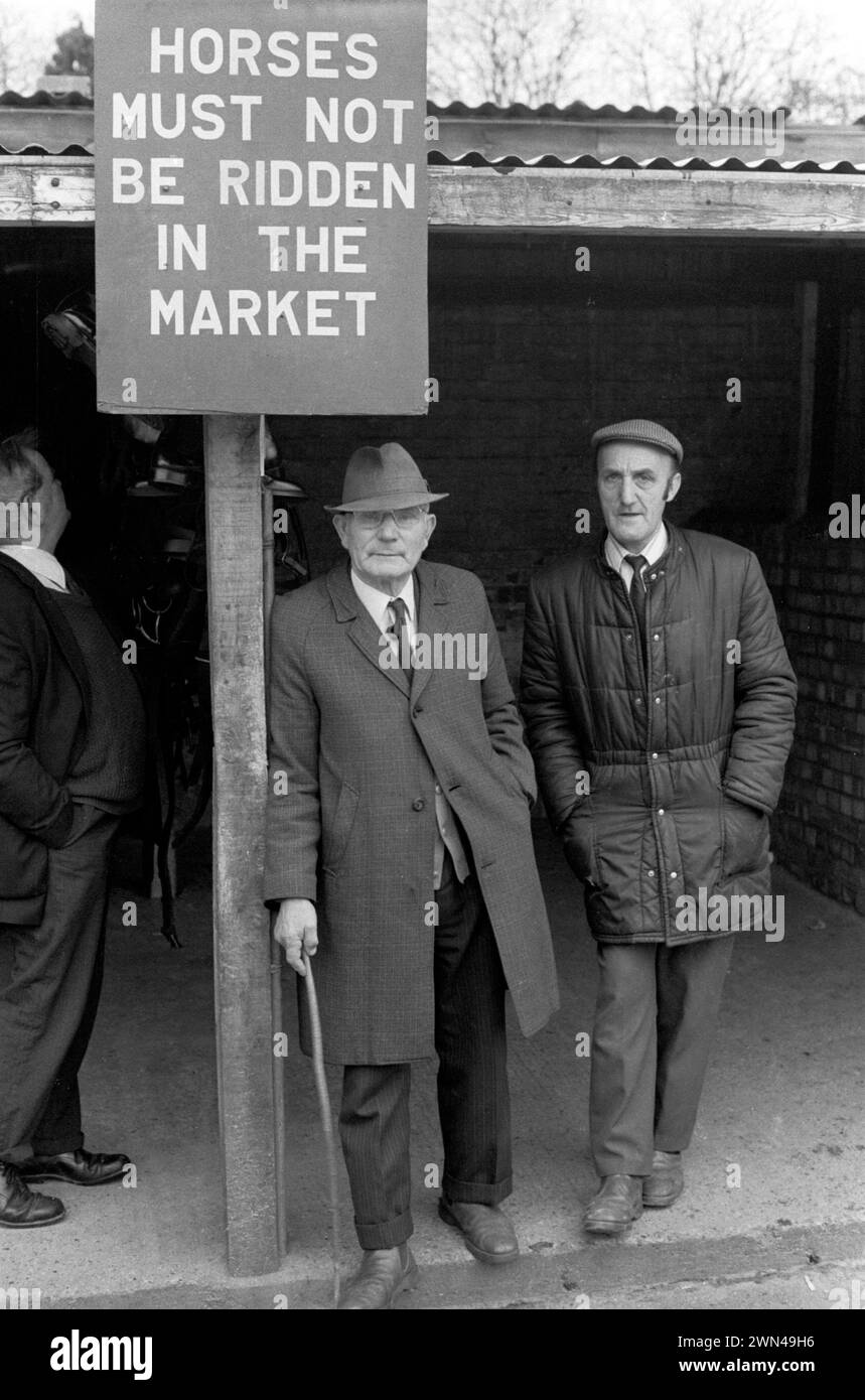 London der 1980er Jahre, Southall wöchentlicher Pferdemarkt am Mittwoch. Ernest Fuller, bekannt als Bern oder Bernie, war ein Totschlag in der Gegend von Greenford, hier in einem Trilby zu sehen. Ealing, West London, England 1983. UK HOMER SYKES Stockfoto