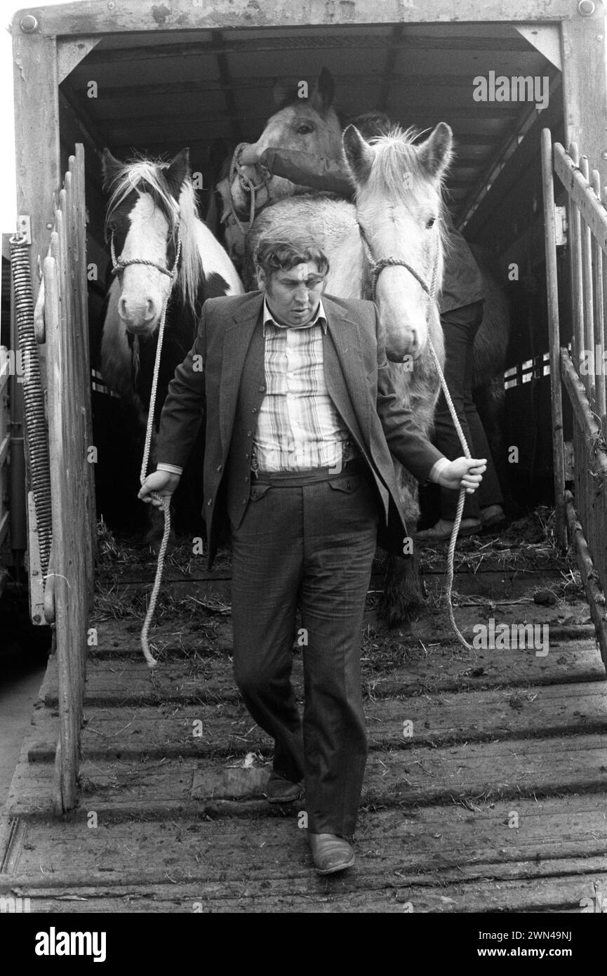 Southall wöchentlicher Pferdemarkt am Mittwoch. Ned Bassett führt Pferde von hinten auf seinem LKW die Rampe hinunter. Ned war ein Pferdehändler aus Carmarthen Wales und regelmäßig auf dem Wochenmarkt. Southall, Ealing, West London, England 1983 1980er Jahre, Großbritannien HOMER SYKES Stockfoto