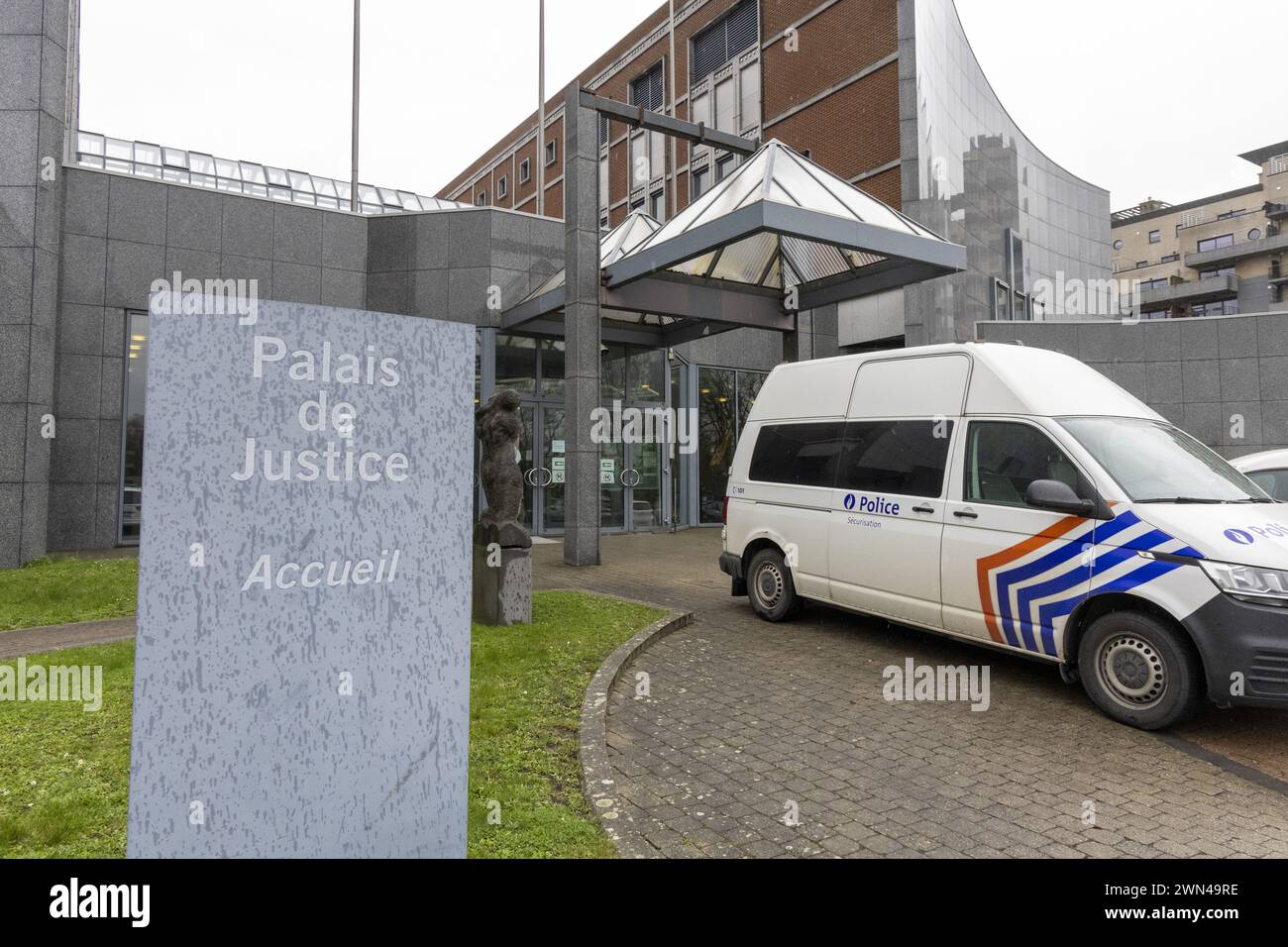 Nivelles, Belgien. Februar 2024. Der Eingang des Justizgerichts, der während der Sitzung mit der Verfassung der Geschworenen für den Assize-Prozess gegen A. Ben Abdeslam im Assize-Gericht von Brüssel-Hauptstadt dargestellt wurde, zog am Donnerstag, den 29. Februar 2024 nach Nivelles (Nijvel). BELGA FOTO NICOLAS MAETERLINCK Credit: Belga News Agency/Alamy Live News Stockfoto