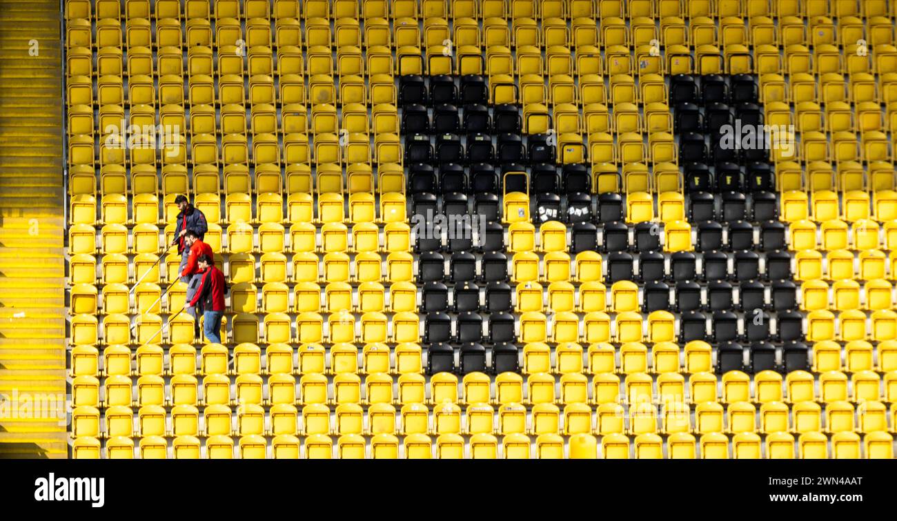 29.02.2024, Deutschland, Sachsen, Dresden, Dynamo-Stadion, Rudolf-Harbig-Stadion, LennÃ straße 12, 01069 Dresden, Reinigungskräfte reinigen die Zuschauerränge vor dem nächsten Spiel im Stadion *** 29 02 2024, Germany, Sachsen, Dresden, Dynamo Stadion, Rudolf Harbig Stadion, LennÃ straße 12, 01069 Dresden, Reinigungskräfte reinigen die Zuschauerstände vor dem nächsten Spiel im Stadion Stockfoto