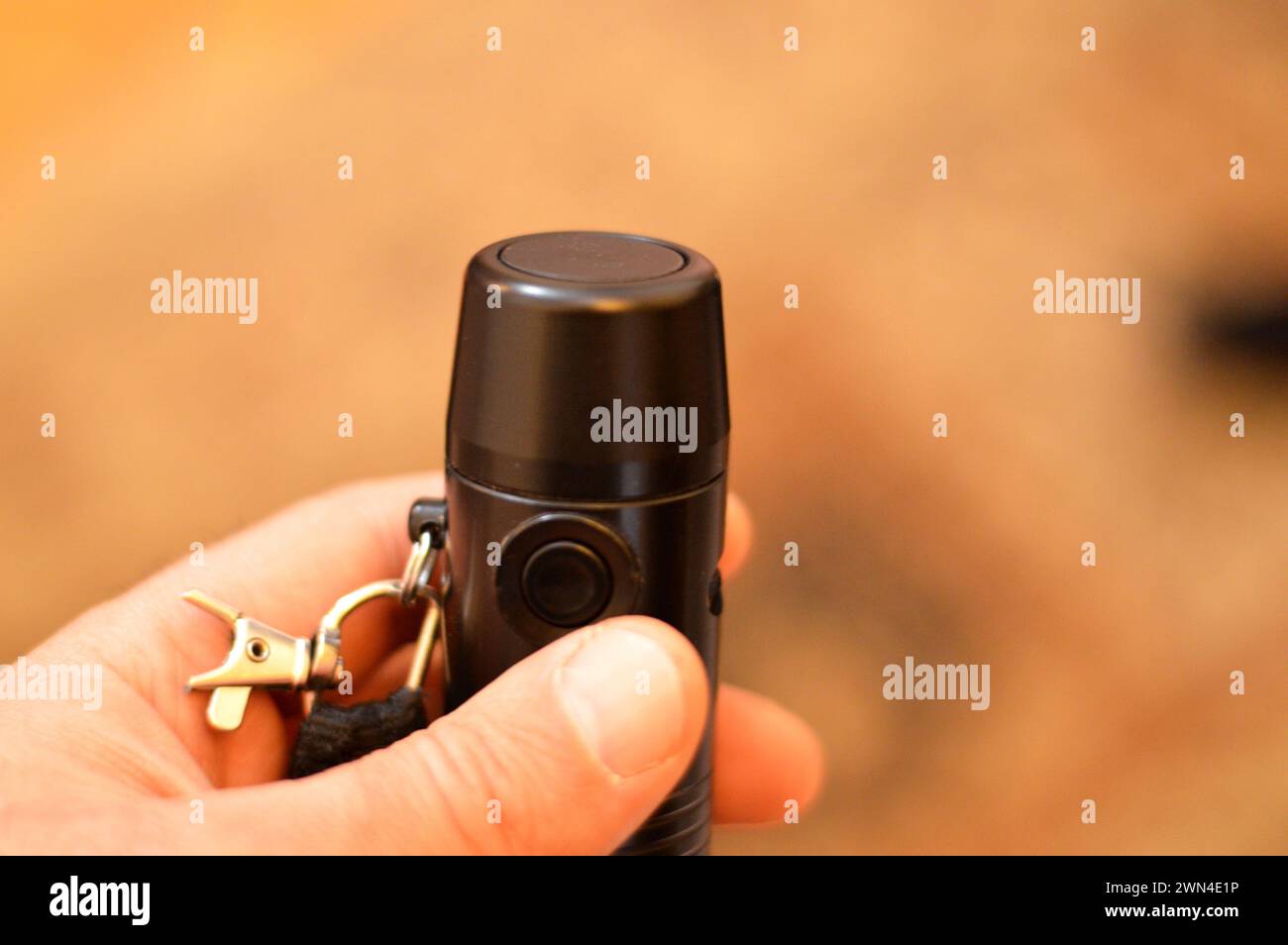 Elektrolarynx, künstliche Kehlkopfsprachhilfe, ein Instrument, das es ermöglicht, sich mit echter Stimmprosodie auszudrücken, verwendet nach Entfernung des Kehlkopfes durch Stockfoto