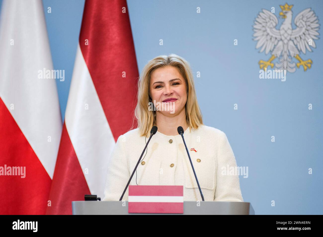 Warschau, Polen. Februar 2024. Lettlands Premierministerin Evika Silina spricht auf einer Pressekonferenz mit Ministerpräsident Donald Tusk (nicht im Blick) in Warschau. Die lettische Premierministerin Evika Silina besuchte Polen und traf sich mit Donald Tusk, dem polnischen Ministerpräsidenten. Das bilaterale Treffen der Premierminister konzentrierte sich hauptsächlich auf die europäische Sicherheit im Kontext der russischen Invasion in der Ukraine und die wirtschaftliche Zusammenarbeit. Quelle: SOPA Images Limited/Alamy Live News Stockfoto