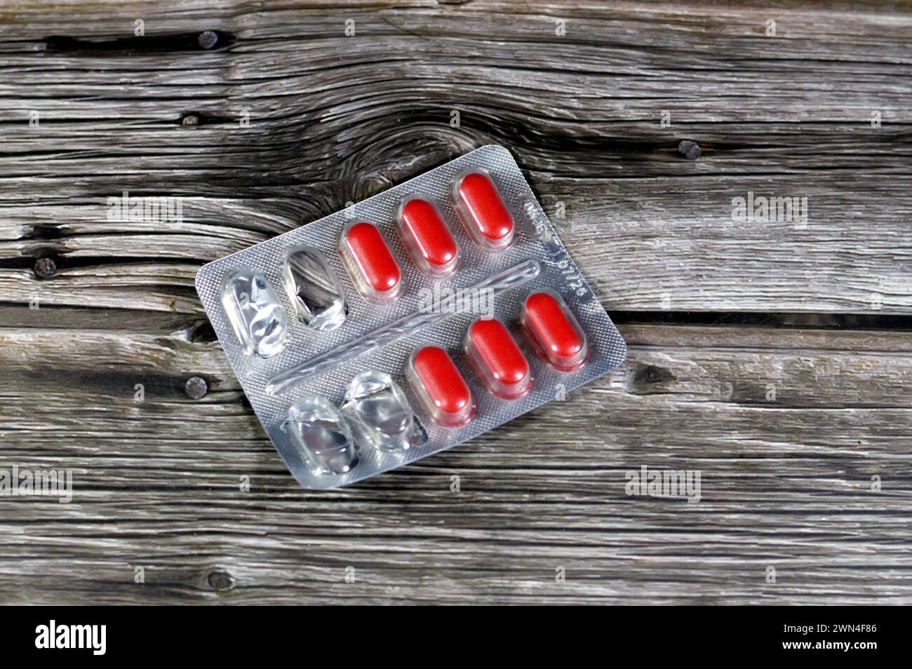 Medikamententabletten, rote Tabletten, Behandlung, Mittel, Drogenkonsum, Missbrauch, Rezeptkonzept, Schmerzmittel und Antibiotika, Analgetika, Medikamente nehmen Stockfoto