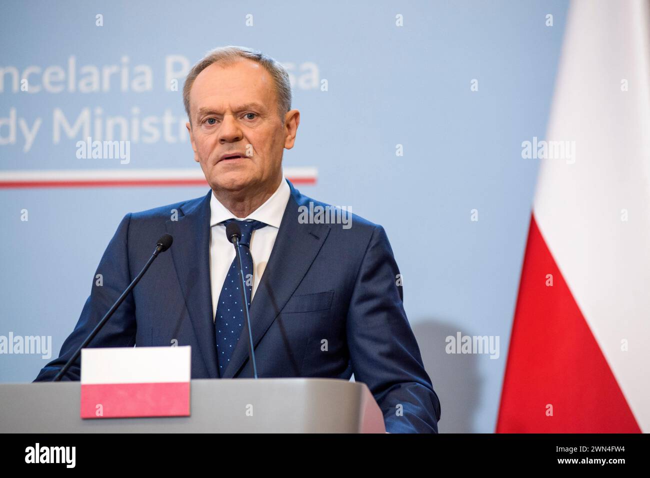 Warschau, Polen. Februar 2024. Der polnische Premierminister Donald Tusk spricht auf einer Pressekonferenz mit Premierministerin Evika Silina in Warschau. Die lettische Premierministerin Evika Silina besuchte Polen und traf sich mit Donald Tusk, dem polnischen Ministerpräsidenten. Das bilaterale Treffen der Premierminister konzentrierte sich hauptsächlich auf die europäische Sicherheit im Kontext der russischen Invasion in der Ukraine und die wirtschaftliche Zusammenarbeit. (Foto: Attila Husejnow/SOPA Images/SIPA USA) Credit: SIPA USA/Alamy Live News Stockfoto