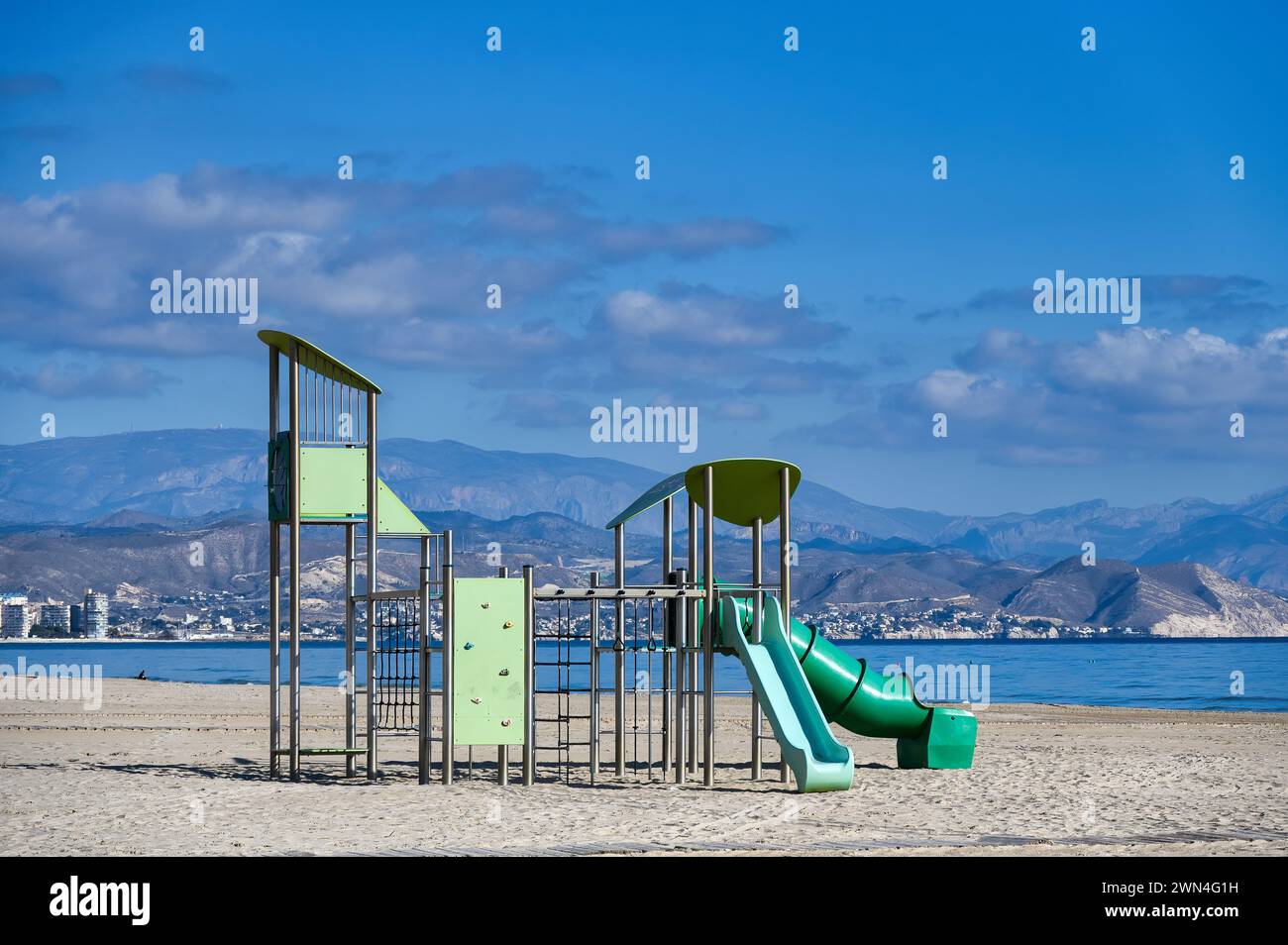 Slider- und Spielplatzausrüstung im Sand von San Juan Beach, Alicante, Spanien Stockfoto