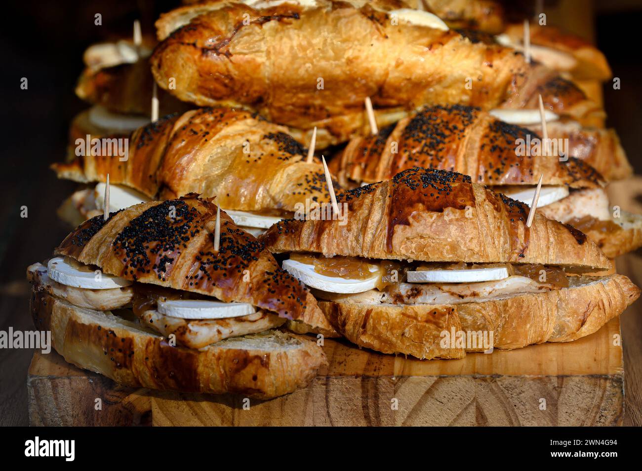 Sandwiches mit Croissants in einer Einzelhandelsausstellung in Alicante, Spanien Stockfoto