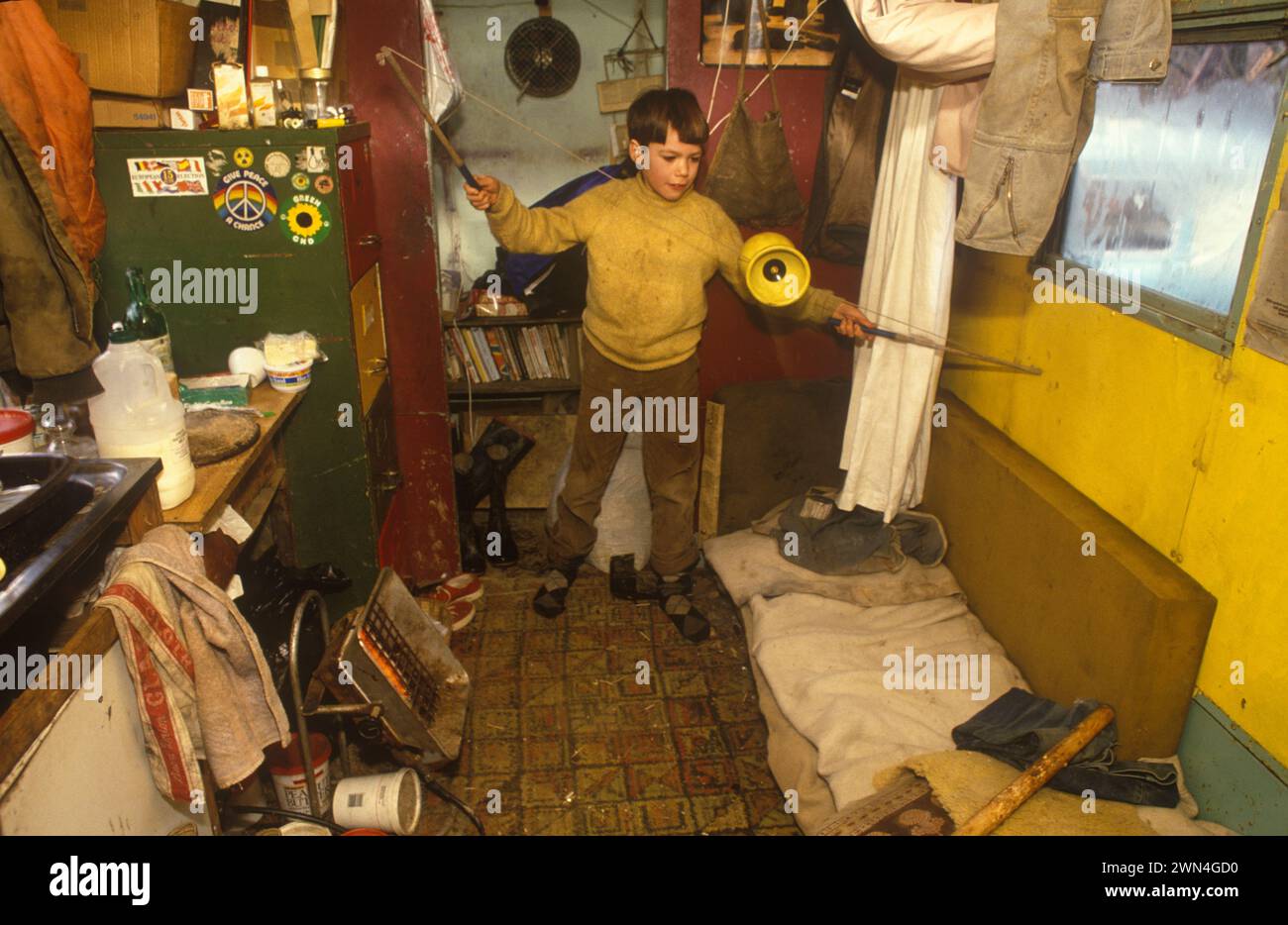 Off Grid Living 1980s UK. Kind, kleiner Junge im Büro seines Vaters, ein Wohnmobil. Kevin Oubridge lebte mit seiner Familie im Tipi Valley, einer walisischen Hippie-Gemeinde, in der rund 120 umweltfreundliche Freigeister lebten. Llandeilo, Wales 1985 HOMER SYKES Stockfoto