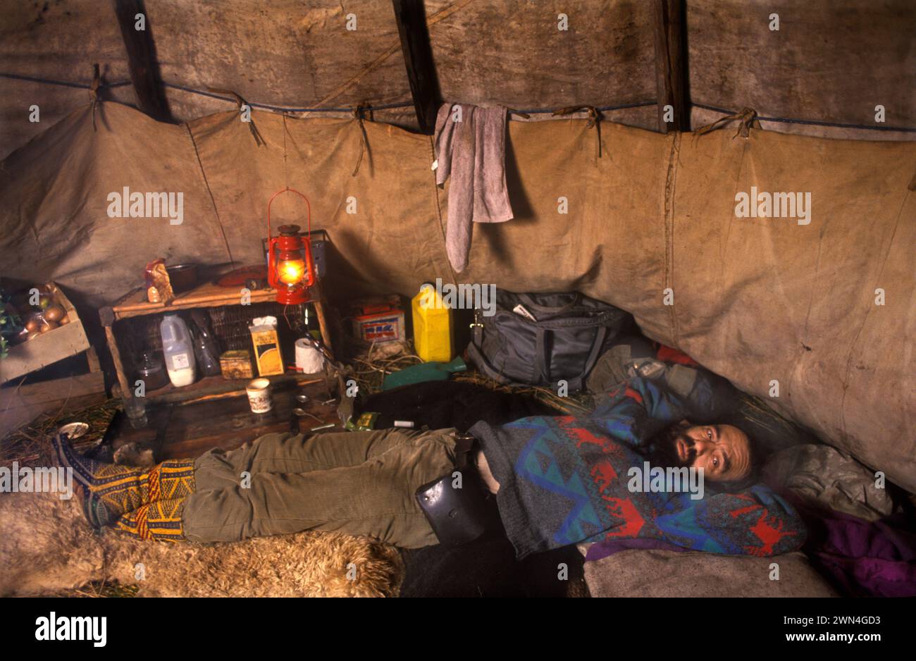 TIPI Valley umweltfreundliche 1980er Jahre walisische Hippie Community UK. Brig Oubridge in seinem Tipi. (Vater von Kevin Oubridge siehe andere Bilder) ca. 1985 Llandeilo, Wales 1985 HOMER SYKES Stockfoto