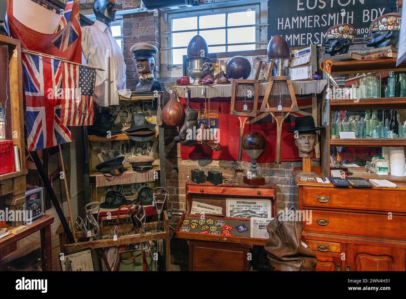 Antiquitätenstand, Sammlerstücke an einem Stand am Camden Antique Market in London, Großbritannien Stockfoto