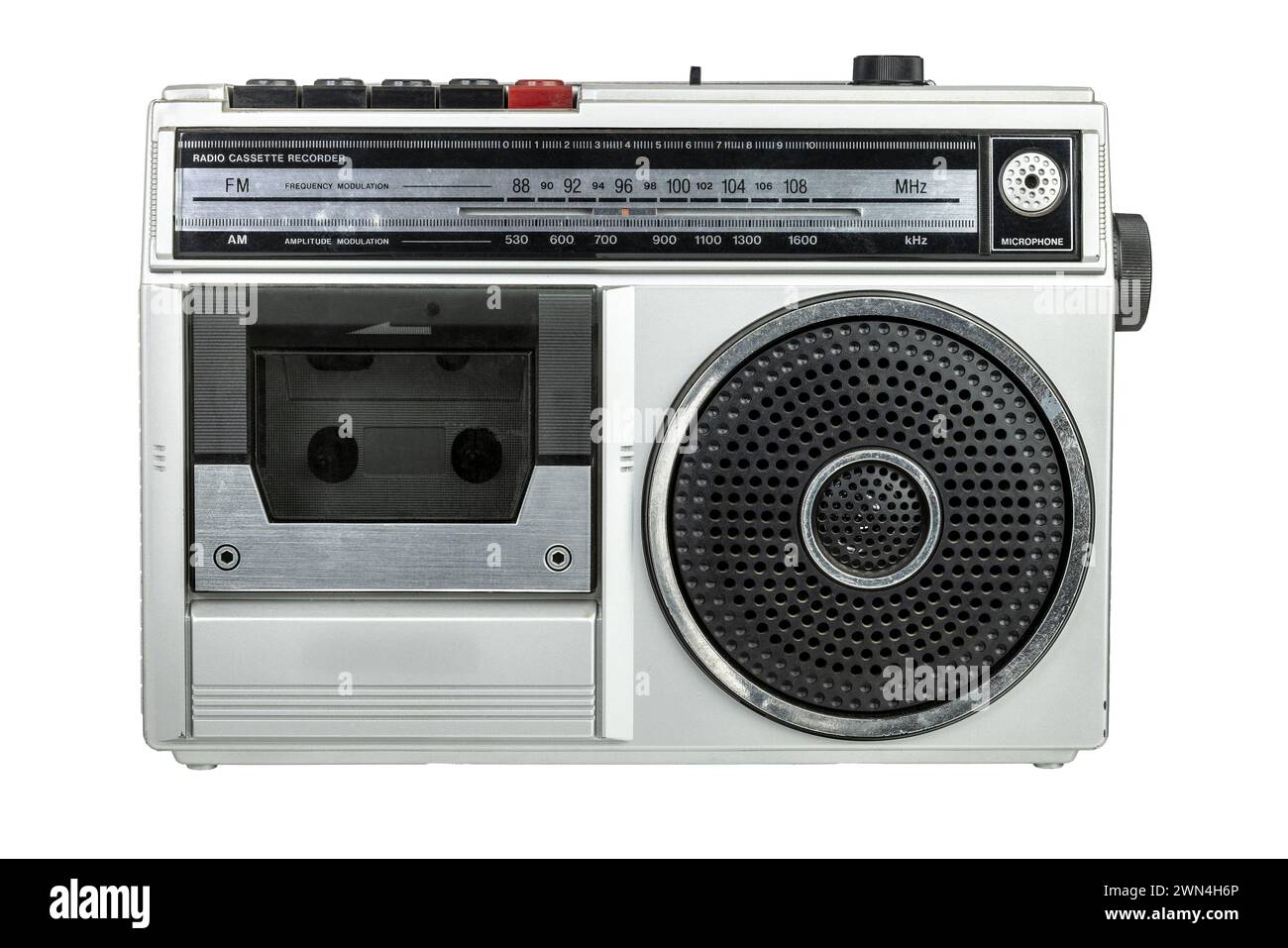 Silberner Retro-Bandrecorder mit Radio-Tuner auf weißem Hintergrund Stockfoto