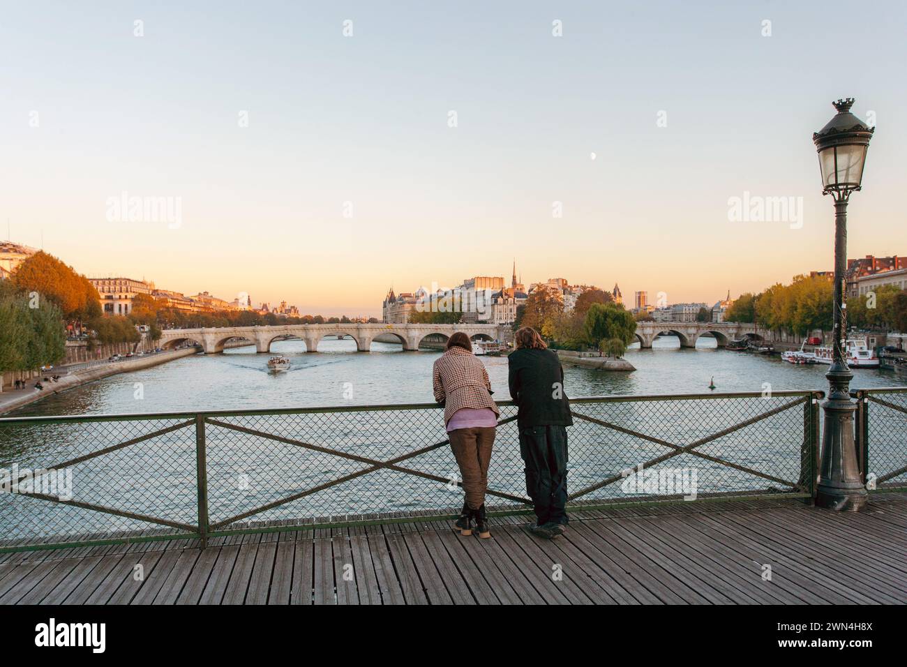 Touristen genießen die Aussicht von der Brücke Pont des Arts in Paris, Frankreich Stockfoto