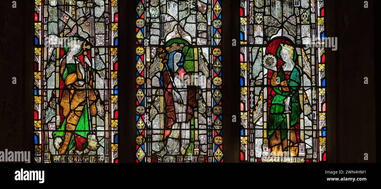 Drei christliche Heilige, St. Margaret, St. Fithuswith, St. Katharina, illustriert in der Christ Church College Cathedral in Oxford, England. Stockfoto