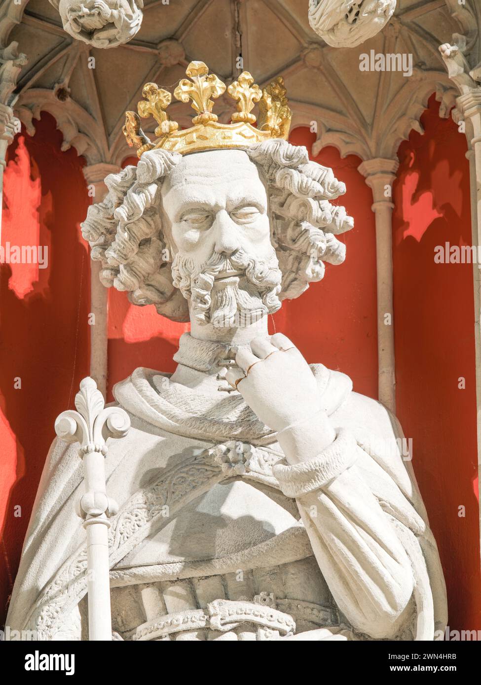 Statue des mittelalterlichen englischen Königs Eduard II., auf der Leinwand im Münster (Kathedrale) in York, England. Stockfoto