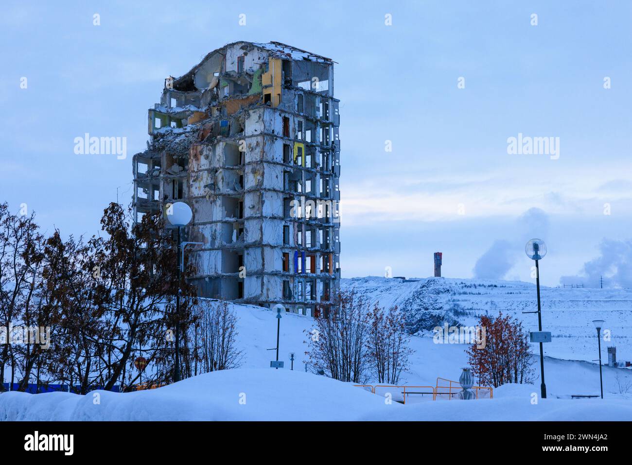 Ein teilweise abgerissener Turmblock in der Altstadt von kiruna vor dem schneebedeckten Eisenerzbergwerk ist Teil der Umsiedlung der Stadt Stockfoto