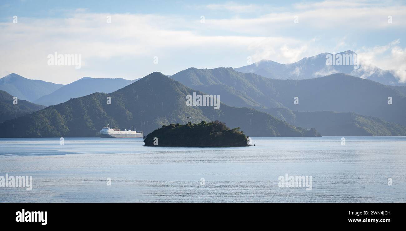 Weite Aussicht auf einer großen Transportschiff-Fähre, die durch grüne Fjorde in Neuseeland segelt Stockfoto