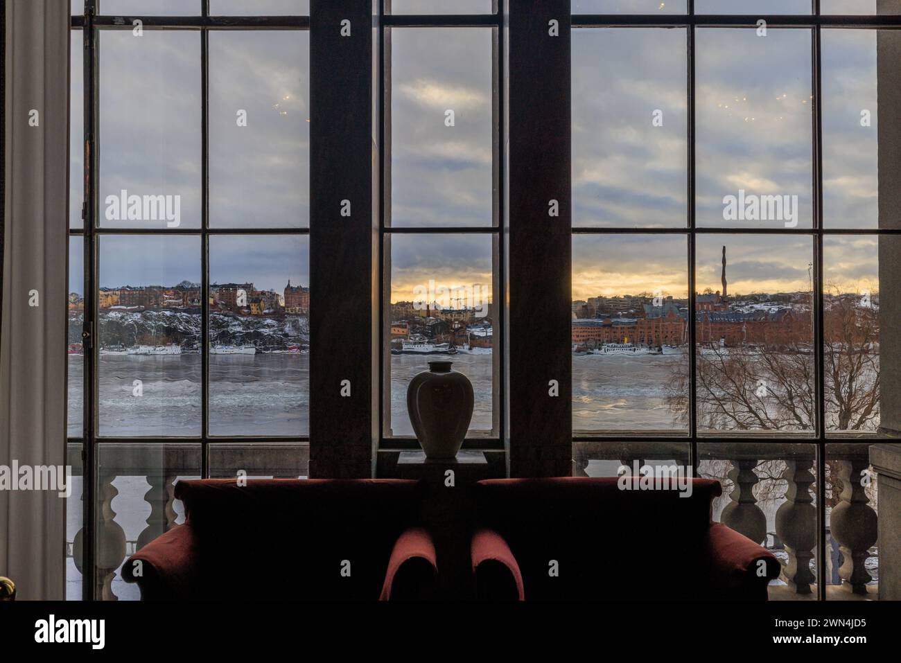 Blick von der oberen Galerie des stockholmer Rathauses über den Balkon auf den gefrorenen See malaren und sodermalm Stockfoto