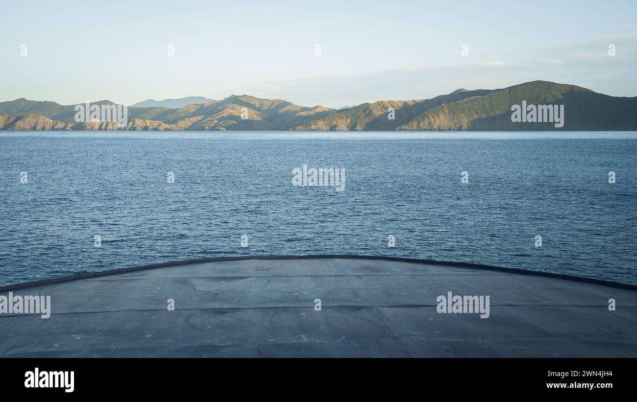Blick auf den Bug eines großen Transportschiffs, das sich während der Segel dem Land nähert, Neuseeland Stockfoto