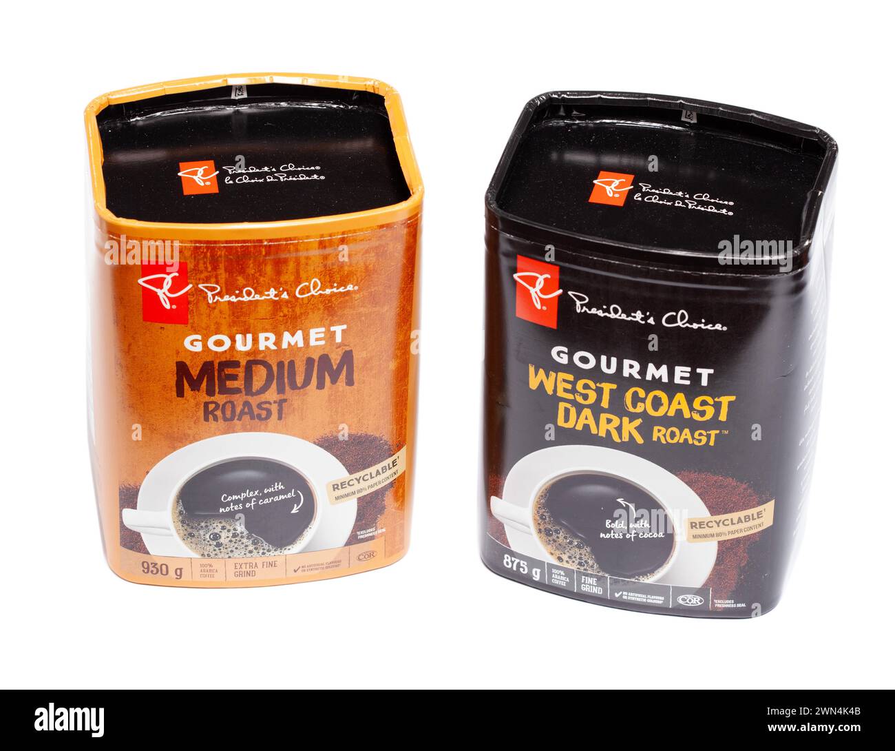 2 Schweinepakete mit dem Markenzeichen President Choice Kaffee isoliert auf weißem Hintergrund Stockfoto