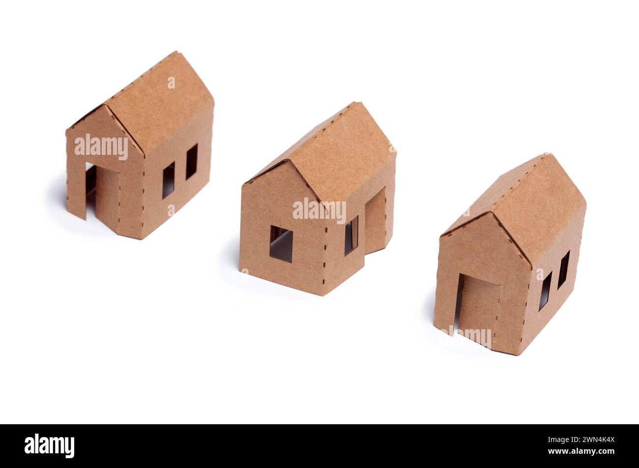 3 einfache Häuser aus Pappe auf weißem Hintergrund Stockfoto