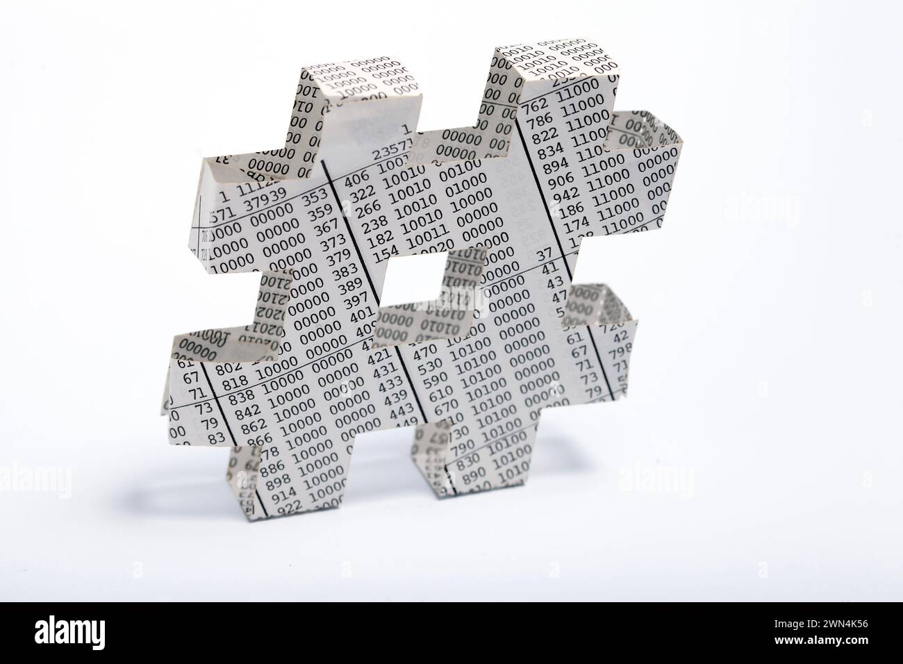 Papier-Hashtag-Symbol steht auf weißem Hintergrund Stockfoto