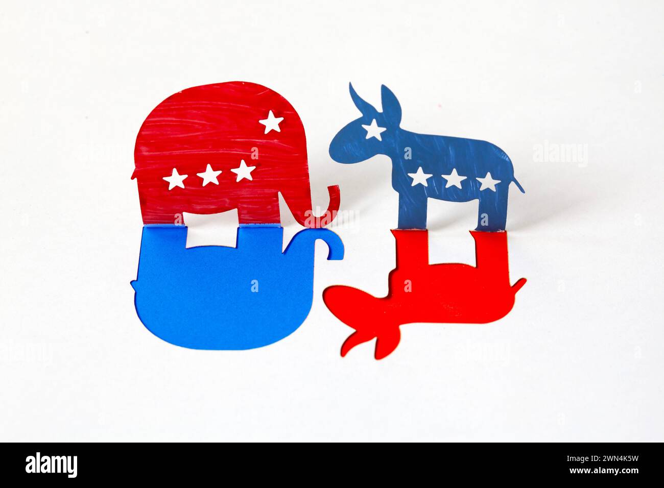 Handbemalter Esel und Elefant : zwei große amerikanische Partymaskottchen Stockfoto