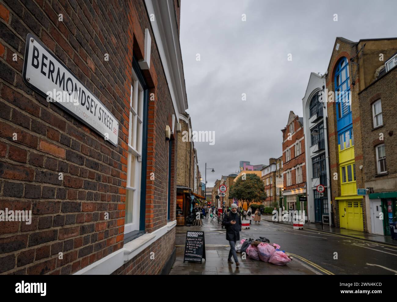 Bermondsey, London, Großbritannien: Bermondsey Street an einem nassen und grauen Nachmittag. Konzentrieren Sie sich auf das Schild Bermondsey Street mit leicht defokussiertem Hintergrund. Stockfoto