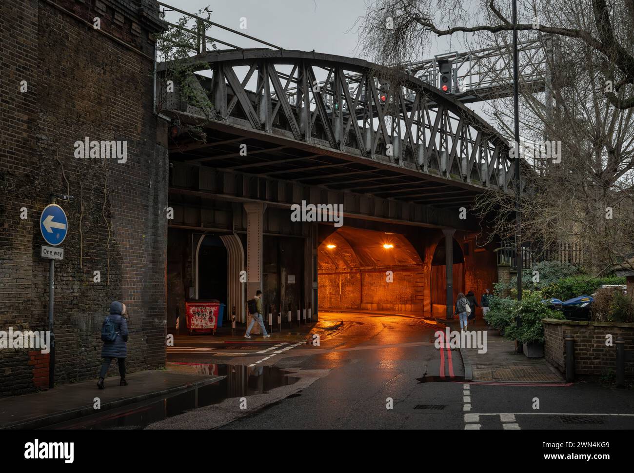 Bermondsey, London, Großbritannien: Crucifix Lane durch einen Straßentunnel unter der London Bridge zum Greenwich Railway Viaduct Stockfoto