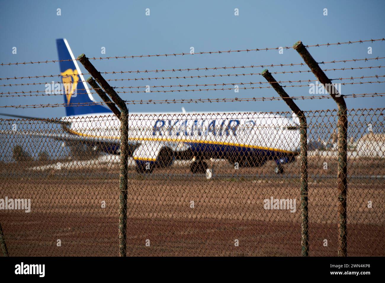 Sicherheitszaun mit Stacheldraht vor ryanair-Flugzeugen, die Lanzarote auf den Kanarischen Inseln, spanien starten Stockfoto