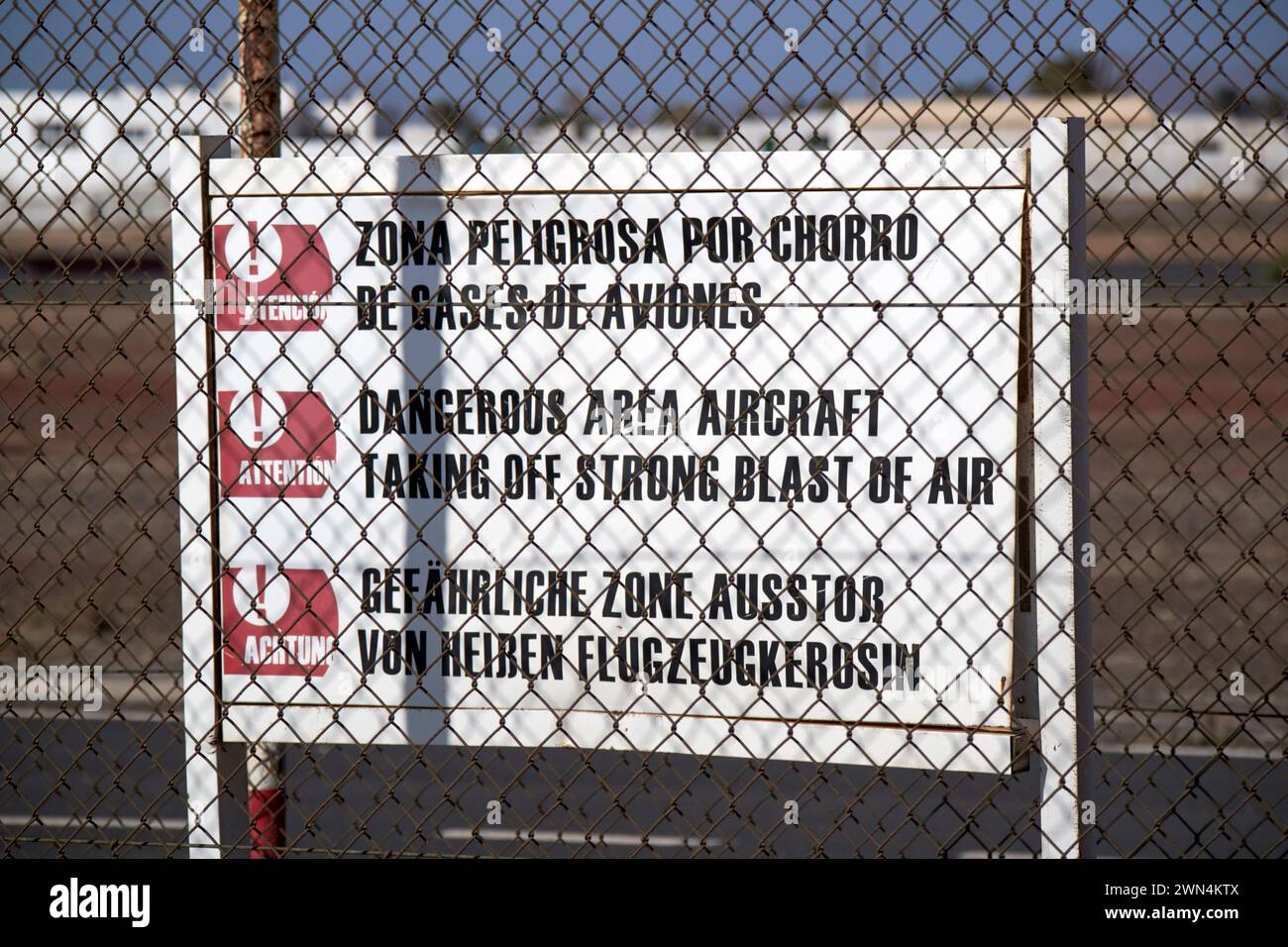 Flugzeugsprengungen starten Warnschilder am Umzäunungszaun des Flughafens Lanzarote am beliebten Aussichtspunkt am Ende der Start- und Landebahn, den Kanarischen Inseln, s Stockfoto