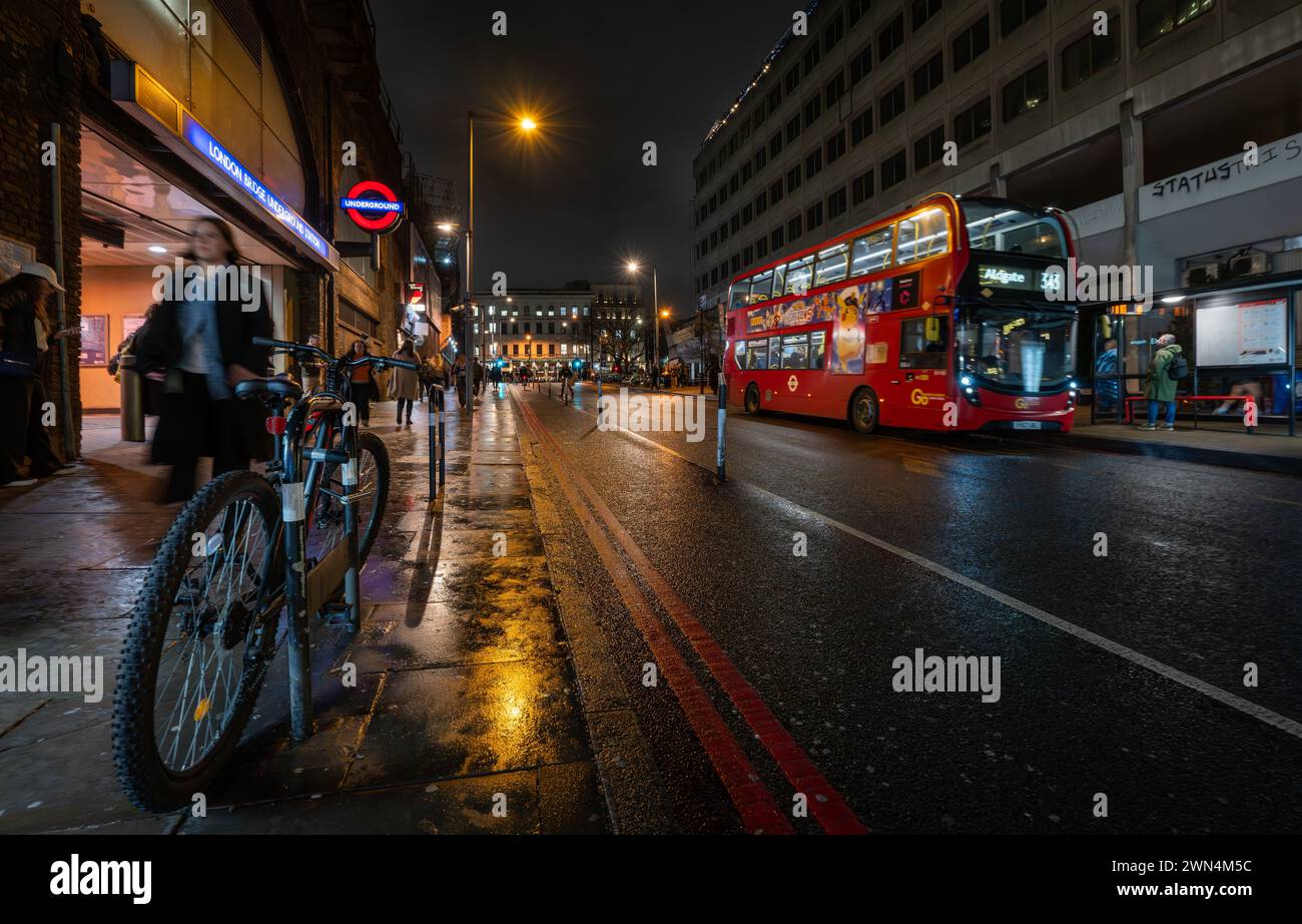 Southwark, London, Großbritannien: Eintritt zur London Bridge U-Bahnstation auf Duke Street Hill im Londoner Stadtteil Southwark mit Bus und Fahrrad. Stockfoto