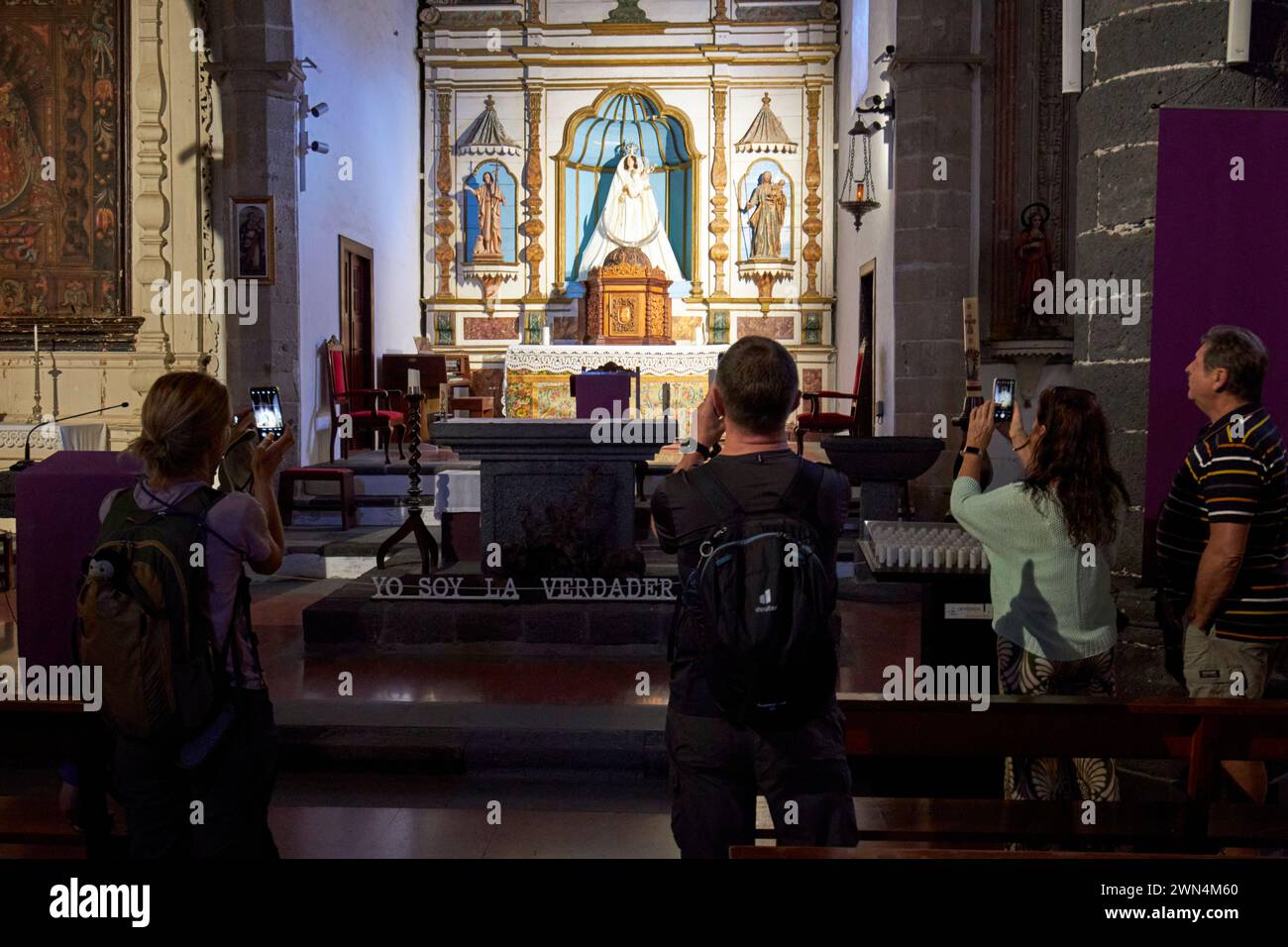 Touristen fotografieren das Innere des Altars der nuestra senora de los remedios Kirche Yaiza, Lanzarote, Kanarischen Inseln, spanien Stockfoto