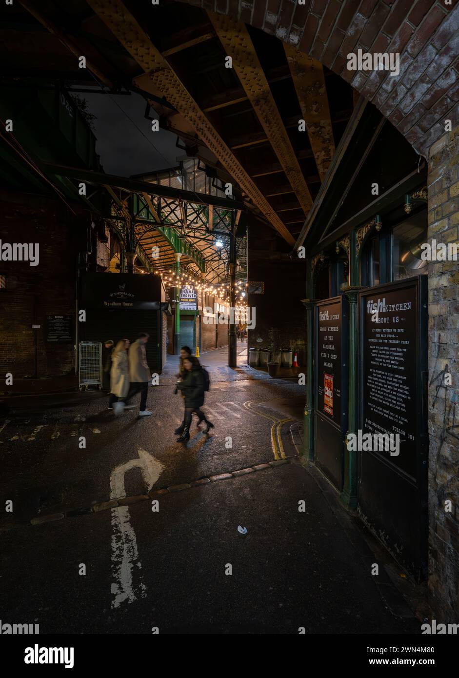 Southwark, London, Großbritannien: Nächtlicher Spaziergang durch den Borough Market im Londoner Stadtteil Southwark Stockfoto