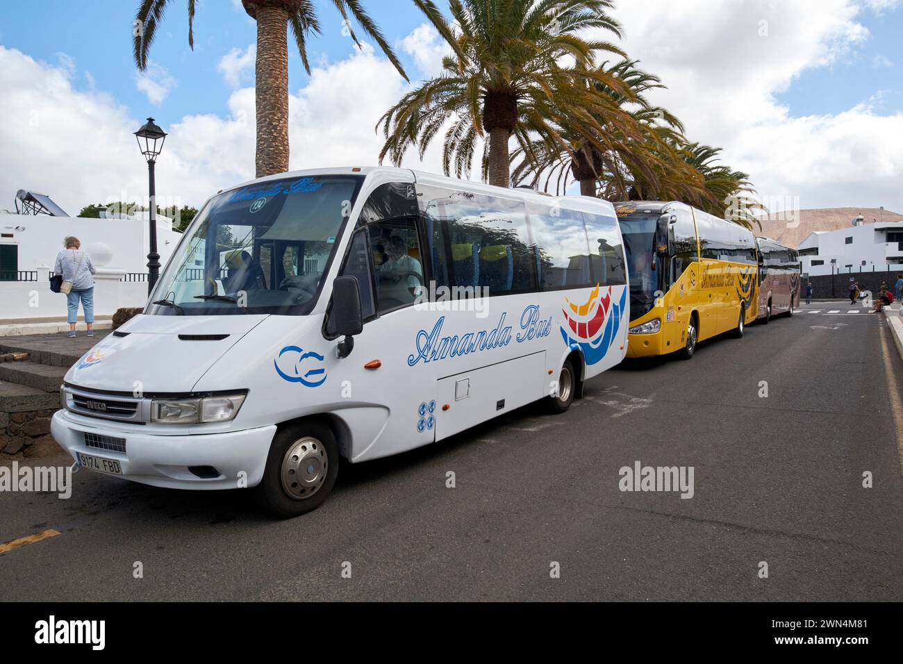 Touristisch geführte Reisebusse parken in Yaiza, Lanzarote, Kanarischen Inseln, spanien Stockfoto