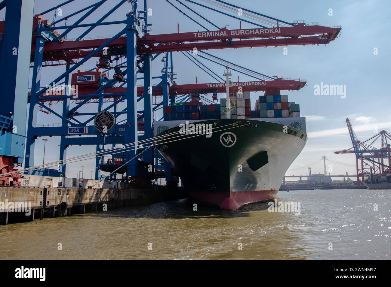 HHLA Containerterminal Eurogate in Burchardkai in Hamburg. Hafen von Hamburg. Transport Auf Dem Schiff. Hamburg, Deutschland Stockfoto