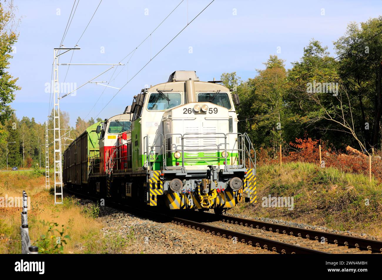 Zwei Diesellokomotiven der VR-Gruppe Dv12, Nr. 2659 und 2529 vor dem Güterzug, der bergauf in Richtung Hanko fährt. Raasepori, Finnland. September 2023 Stockfoto