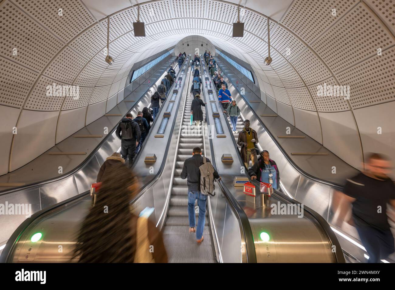 London, Großbritannien. Februar 2024. Liverpool Street Station. Anhaltender Regen im Zentrum von London für Reisende, mit rutschigen Oberflächen innerhalb der Bahnhöfe und nassen Hallen draußen. Quelle: Malcolm Park/Alamy Live News Stockfoto