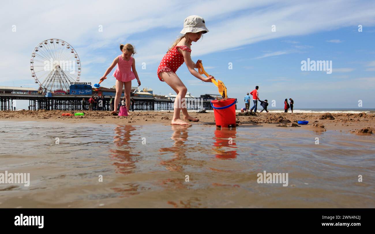 06/05/13 Suzanne Roberts, genießt heute das Bankfeierwetter am Blackpool Beach. Alle Rechte vorbehalten – F-Stopp drücken. www.fstoppress.com. Tel.: Stockfoto