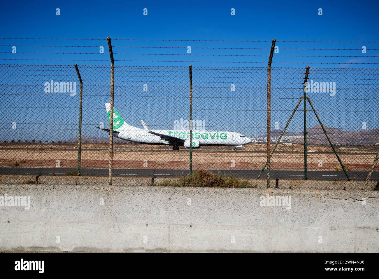 Sicherheitszäune mit Stacheldraht, während transavia-Flugzeuge Lanzarote auf den Kanarischen Inseln landen Stockfoto