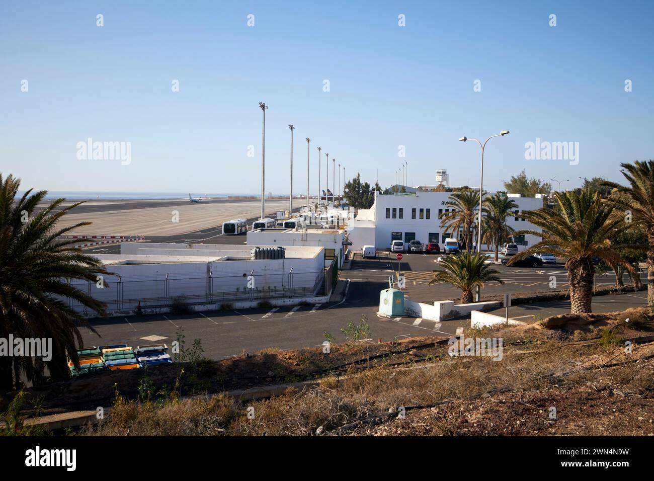 Alte Gebäude Rollbahn und Start- und Landebahn des Flughafens lanzarote aus Sicht von Playa Honda, Lanzarote, Kanarischen Inseln, spanien Stockfoto