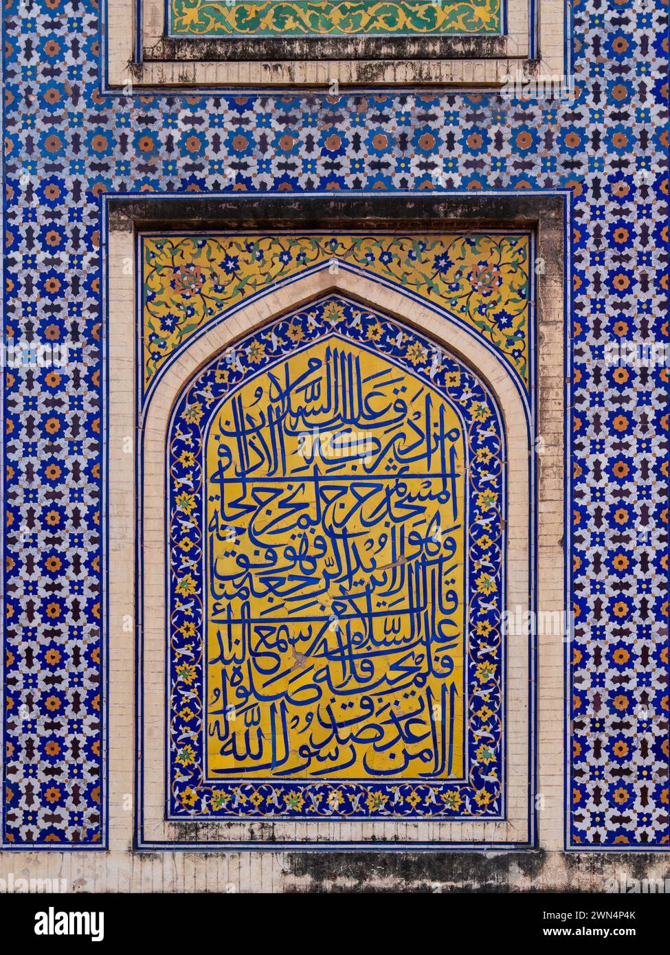 Arabische Kalligraphie in der historischen Masjid Wazir Khan Moschee in Lahore, Pakistan. Stockfoto