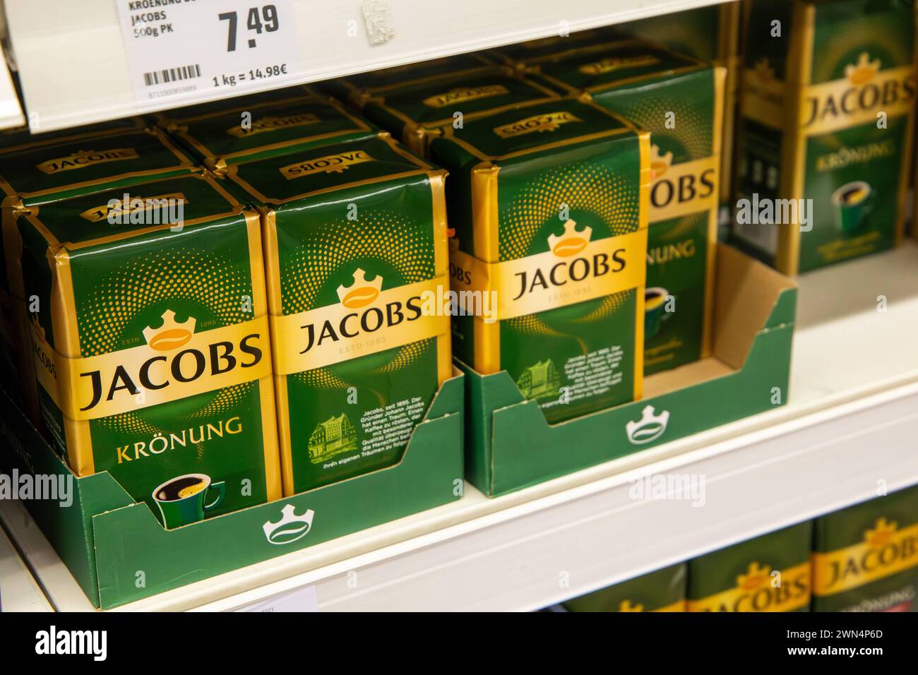 Februar 2024: Kaffee von JACOBS im Supermarkt *** Februar 2024 JACOBS Kaffee im Supermarkt Copyright: xx Stockfoto