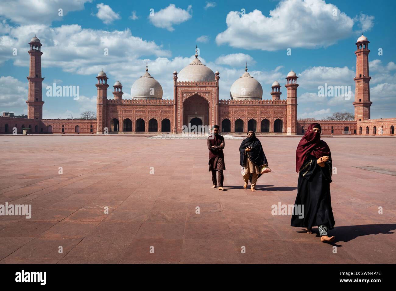Muslimische Anbeter in der historischen Badshahi-Moschee in Lahore, Pakistan. Stockfoto